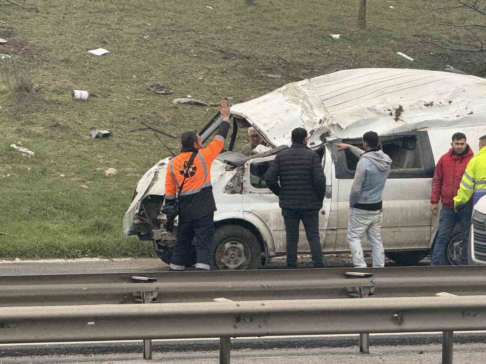 buyukcekmece tem otoyolunda kaza 5 yarali 3 1gWDw18Z