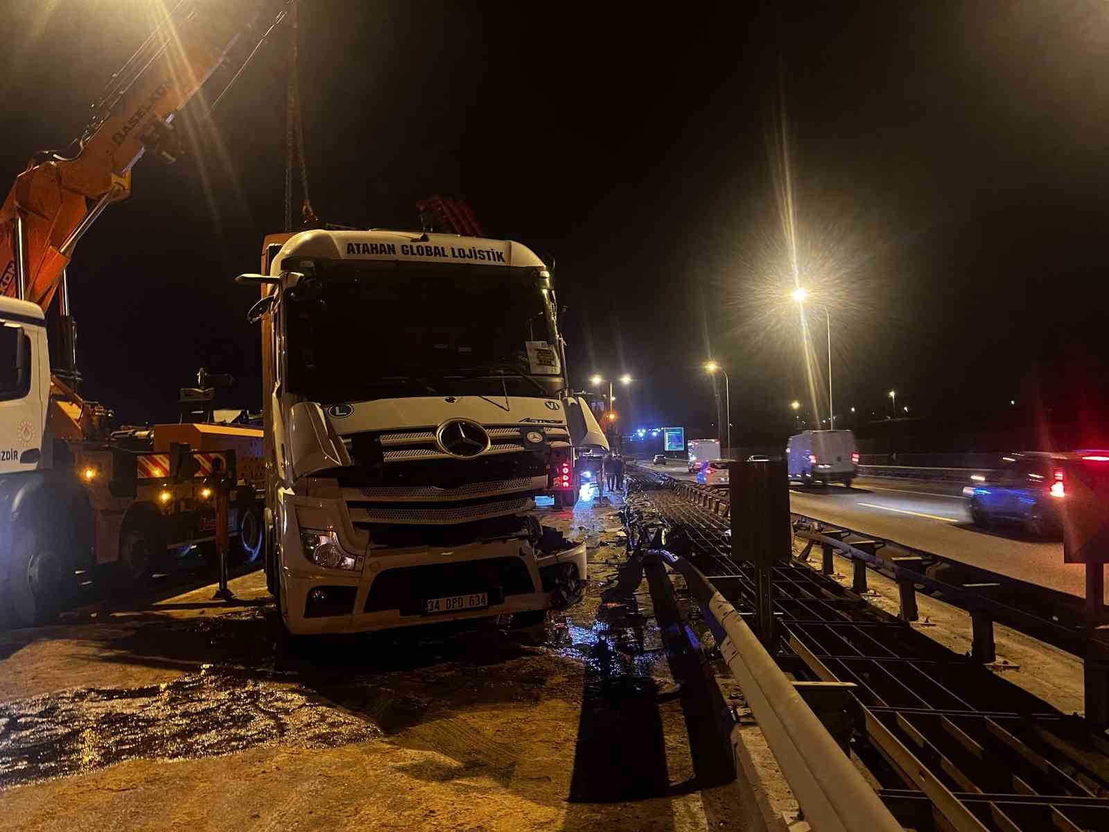 buyukcekmece tem otoyolunda tir devrildi 1 yarali 0 SrQ2AFUQ