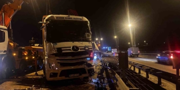 buyukcekmece-tem-otoyolunda-tir-devrildi-1-yarali-zW8CmiAj.jpg
