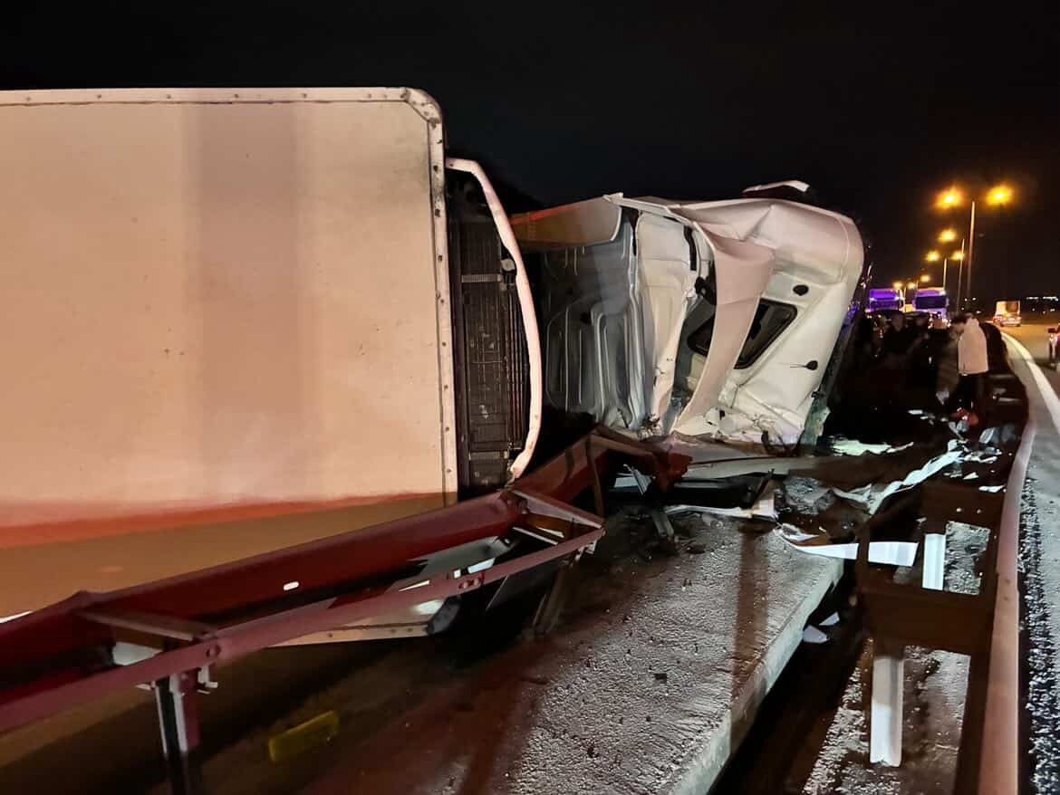buyukcekmece tem otoyolunda tir devrildi kilometrelerce trafik olustu 0 HkmkvrJ5