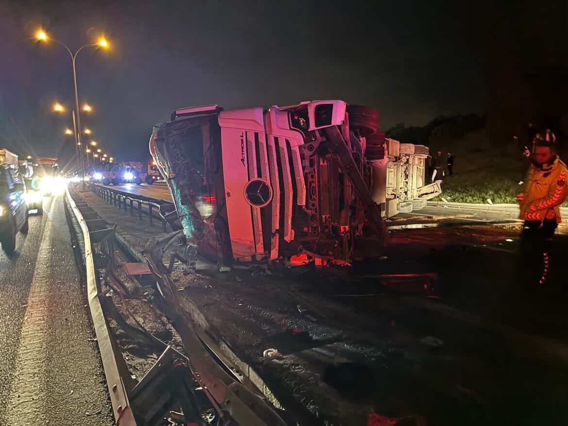 buyukcekmece tem otoyolunda tir devrildi kilometrelerce trafik olustu 1 KqE8cSJv