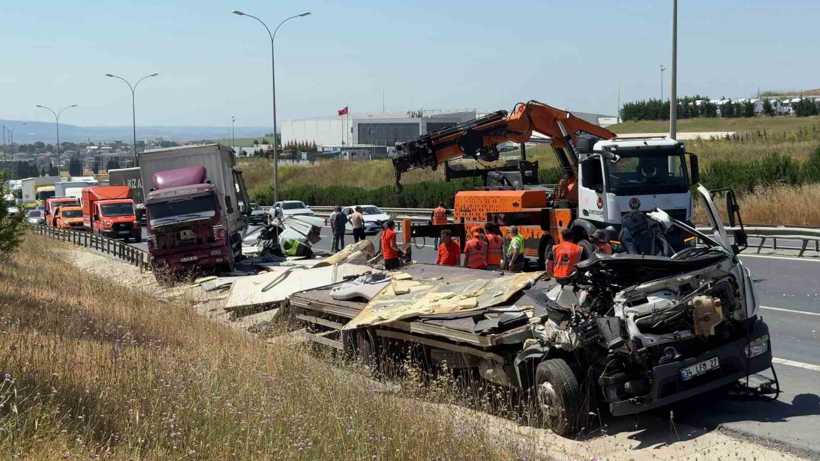buyukcekmecede 4 aracin karistigi zincirleme kaza 1 yarali 0 LA17TzW3