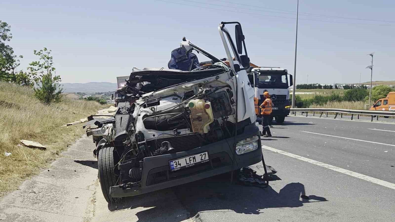 buyukcekmecede 4 aracin karistigi zincirleme kaza 1 yarali 1 mbquTFNi