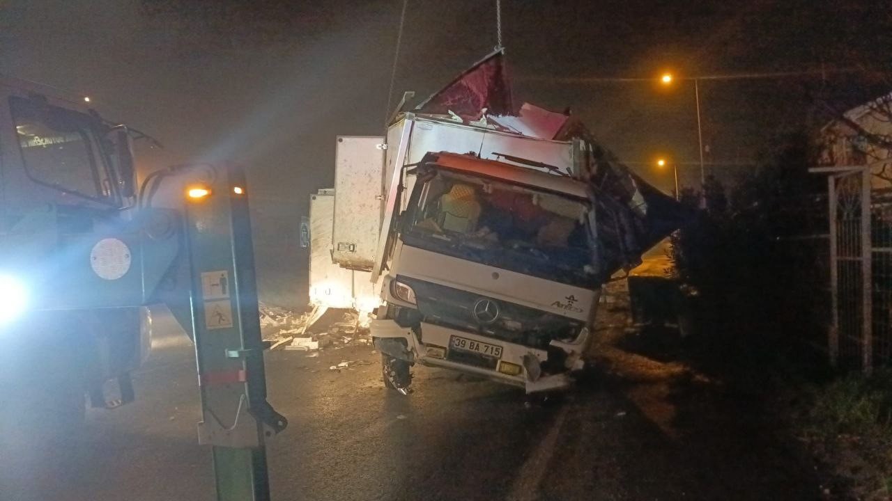 buyukcekmecede 8 ton hamsi tasiyan kamyon takla atti o anlar kamerada 0 Y9C2guTG