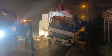 buyukcekmecede-8-ton-hamsi-tasiyan-kamyon-takla-atti-o-anlar-kamerada-kfJpU23z.jpg