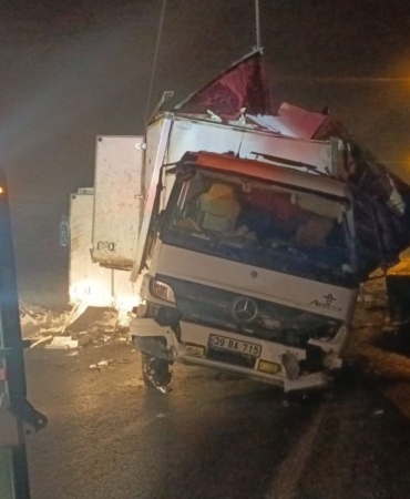 buyukcekmecede-8-ton-hamsi-tasiyan-kamyon-takla-atti-o-anlar-kamerada-kfJpU23z.jpg