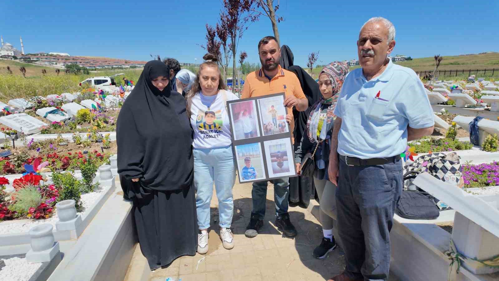 buyukcekmecede bicaklanarak oldurulen 16 yasindaki abdulbaki demirelin kabrinde huzunlu bayram 0