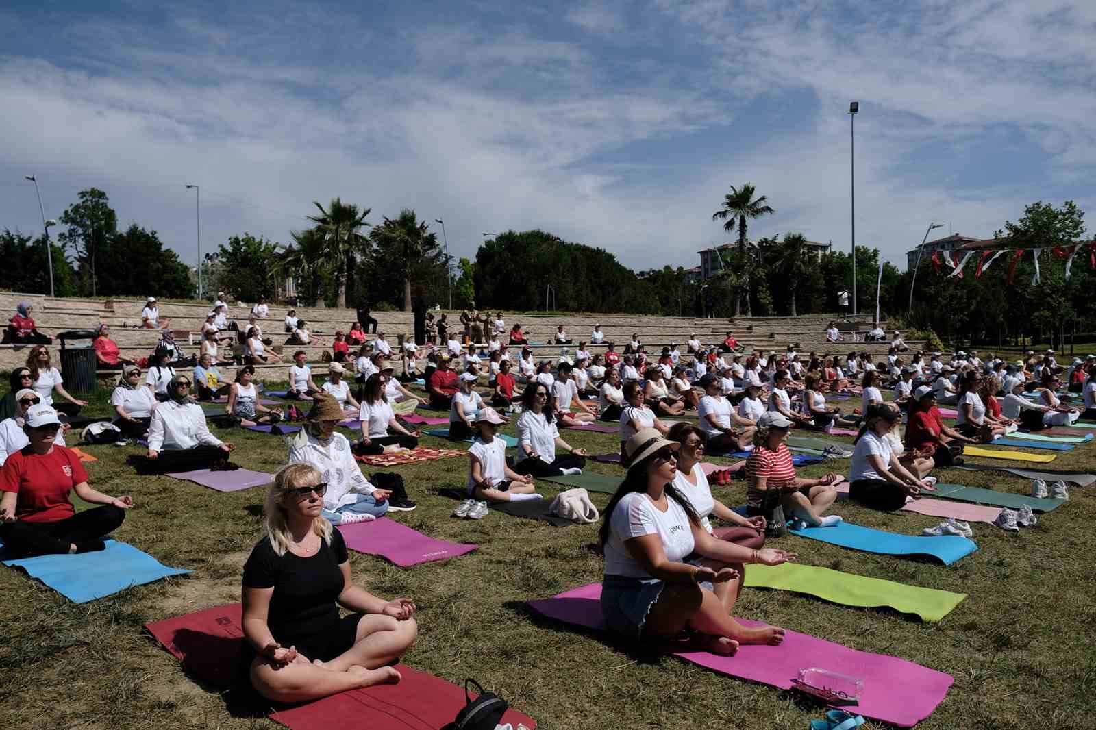 Büyükçekmece’de Dünya Yoga Günü’ne özel yüzlerce kadın yoga yaptı 4 buyukcekmecede dunya yoga gunune ozel yuzlerce kadin yoga yapti 0 nwmQ7iMQ