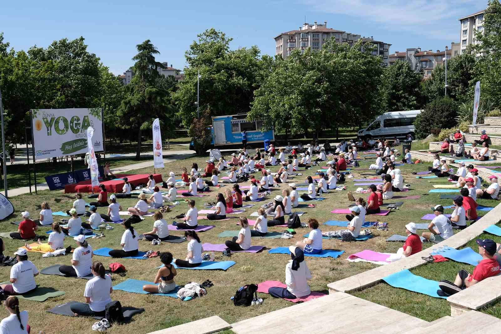 Büyükçekmece’de Dünya Yoga Günü’ne özel yüzlerce kadın yoga yaptı 5 buyukcekmecede dunya yoga gunune ozel yuzlerce kadin yoga yapti 1 LckCuhgE