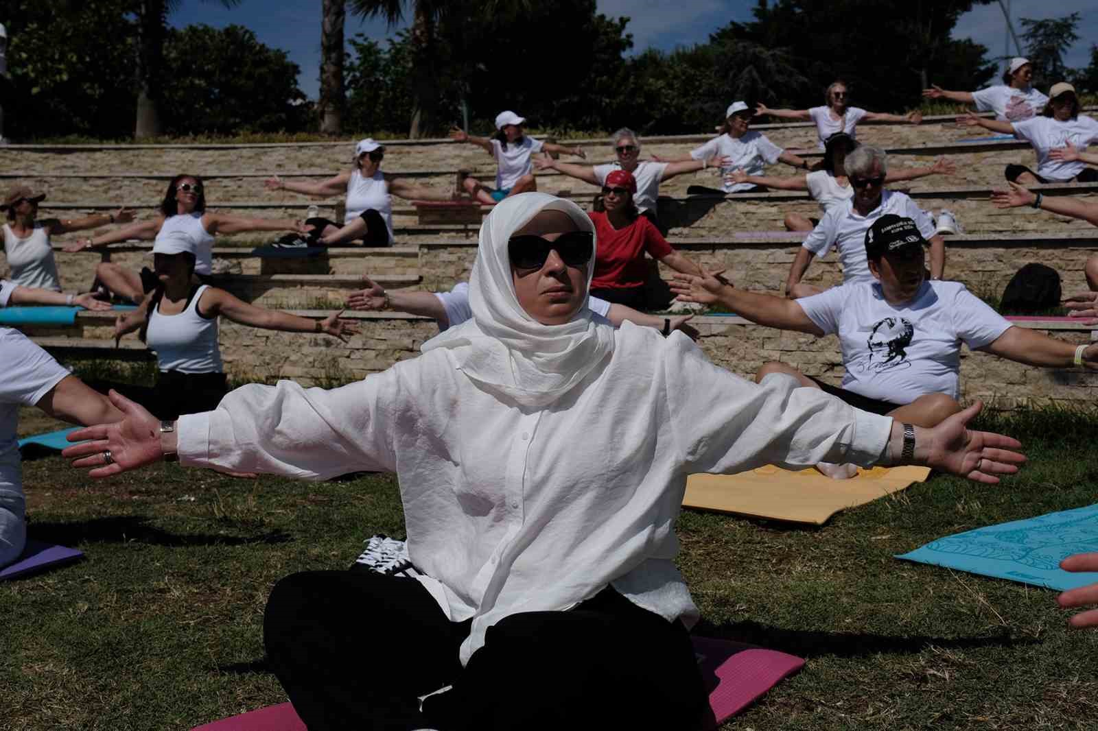 Büyükçekmece’de Dünya Yoga Günü’ne özel yüzlerce kadın yoga yaptı 6 buyukcekmecede dunya yoga gunune ozel yuzlerce kadin yoga yapti 2 T6uBUMSk