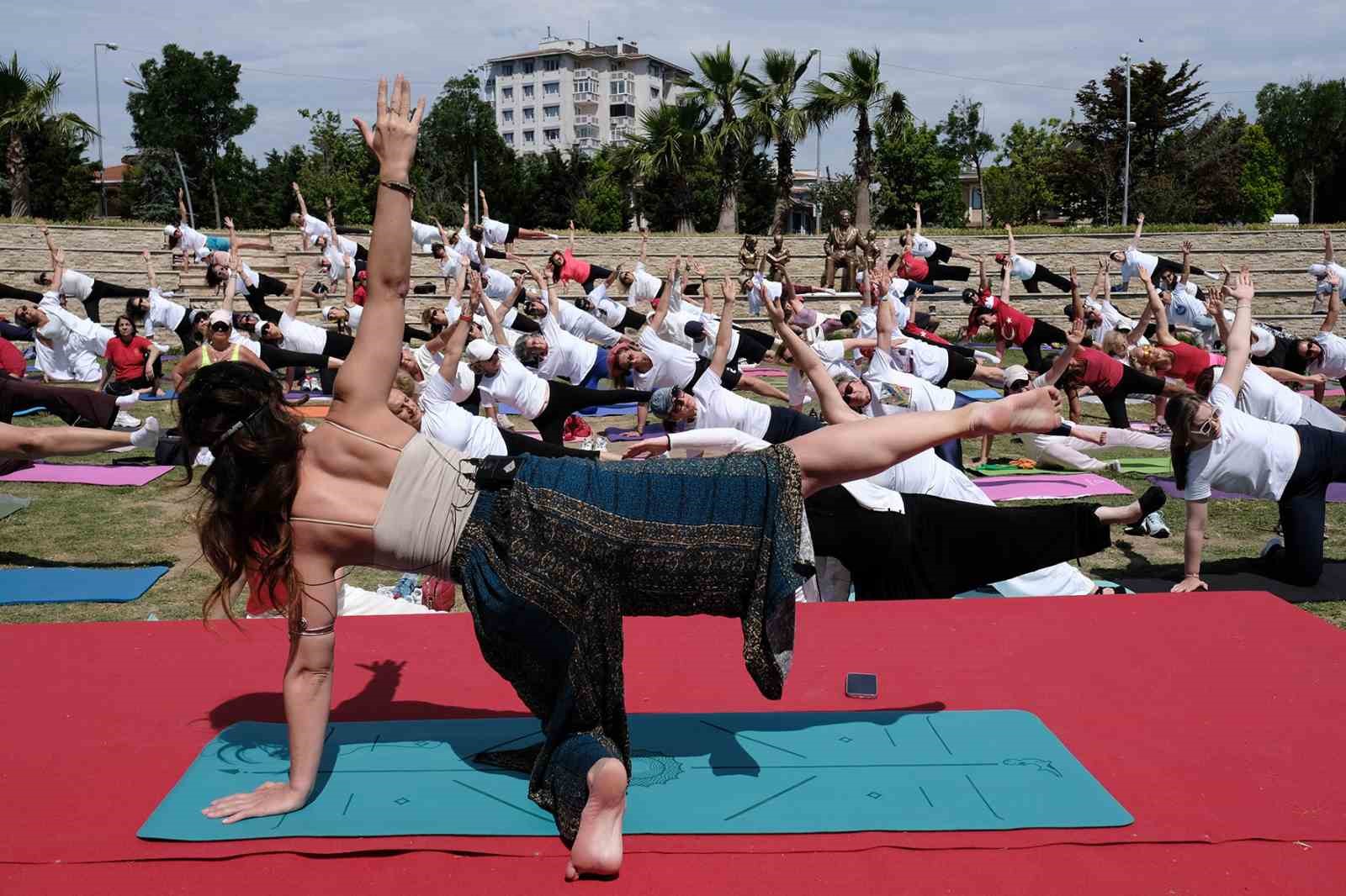Büyükçekmece’de Dünya Yoga Günü’ne özel yüzlerce kadın yoga yaptı 7 buyukcekmecede dunya yoga gunune ozel yuzlerce kadin yoga yapti 3 VX8Z9aAV