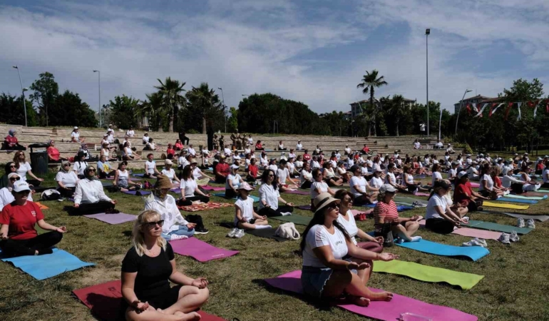 buyukcekmecede-dunya-yoga-gunune-ozel-yuzlerce-kadin-yoga-yapti-jALJqPEb.jpg