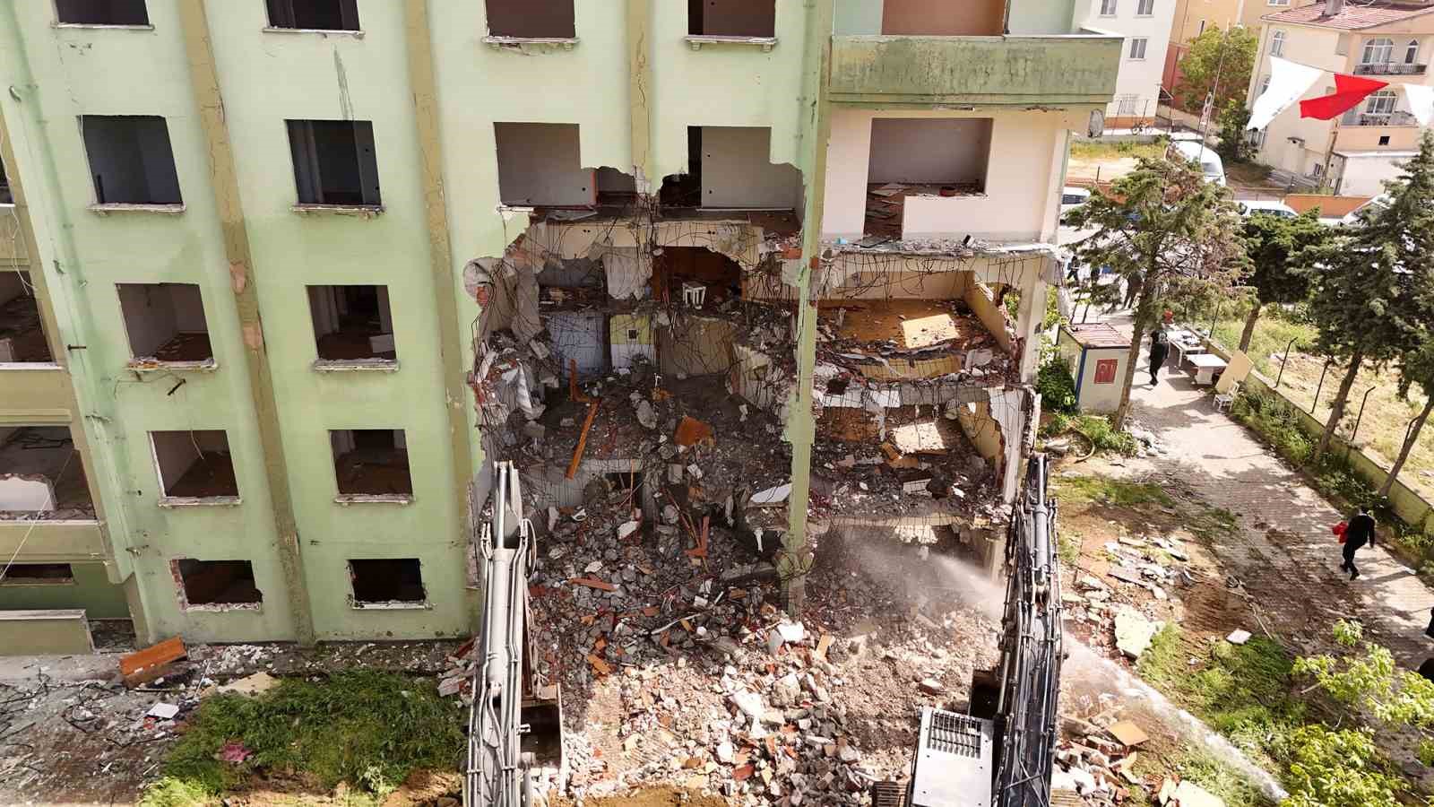 buyukcekmecede guvenli kent hedefiyle 40 bagimsiz bolumden olusan 3 riskli yapi yikildi 0 XGFcCqiQ