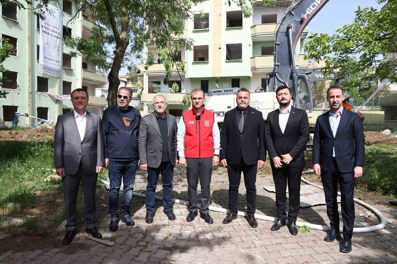 buyukcekmecede guvenli kent hedefiyle 40 bagimsiz bolumden olusan 3 riskli yapi yikildi 4 NDQtJsjF