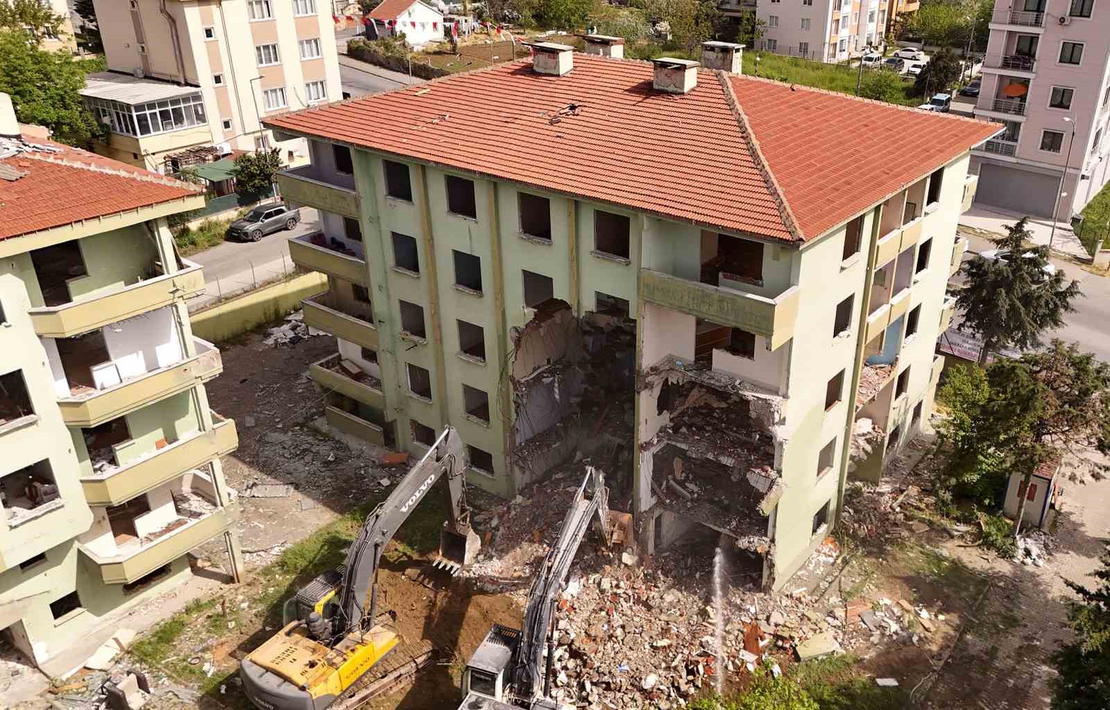 buyukcekmecede guvenli kent hedefiyle 40 bagimsiz bolumden olusan 3 riskli yapi yikildi 5 1Vr5CkYe