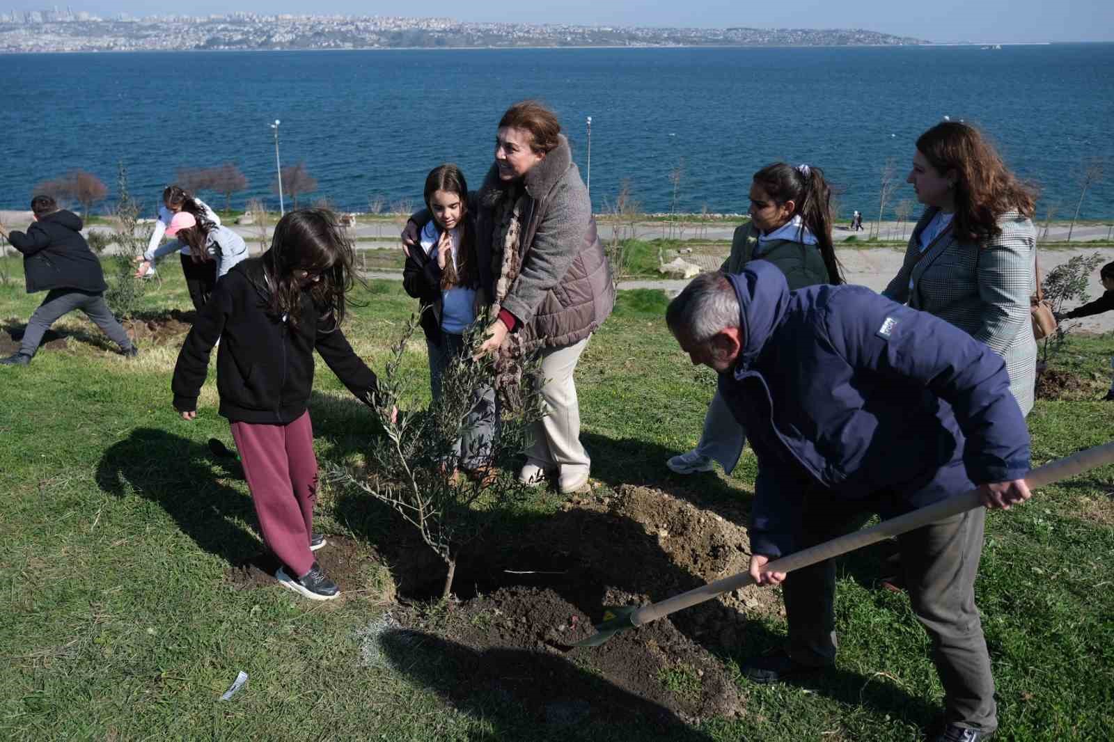 buyukcekmecede orman haftasinda 100 fidan toprakla bulusturuldu 4 IiDA6V3X