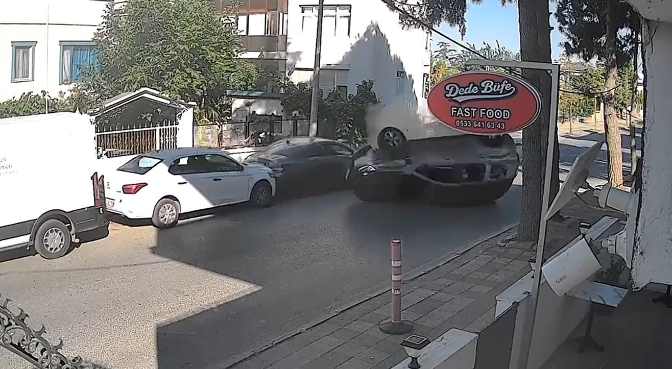 buyukcekmecede park halindeki araca carpip takla atti 0 CI4TYp1T
