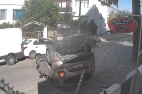 buyukcekmecede-park-halindeki-araca-carpip-takla-atti-MsXDpUSG.jpg