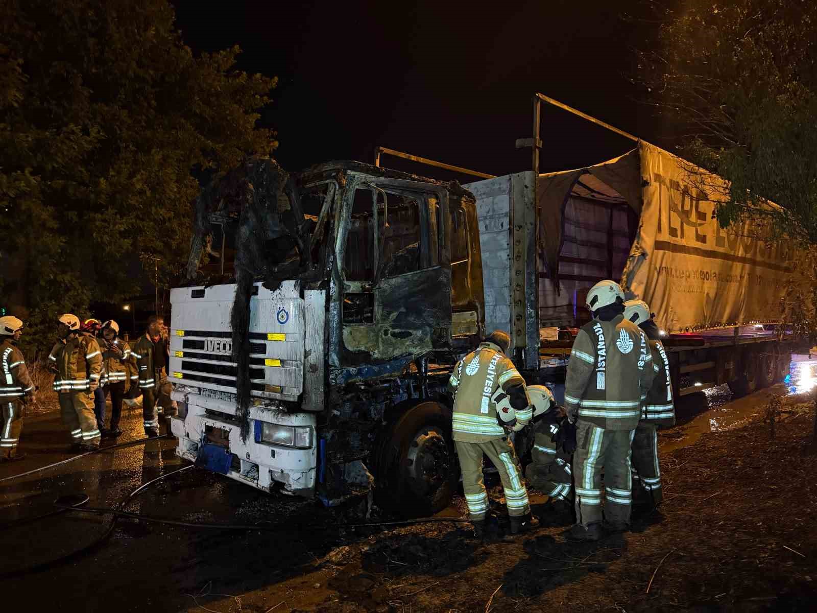 buyukcekmecede park halindeki tir yandi 0 IXph3vRN