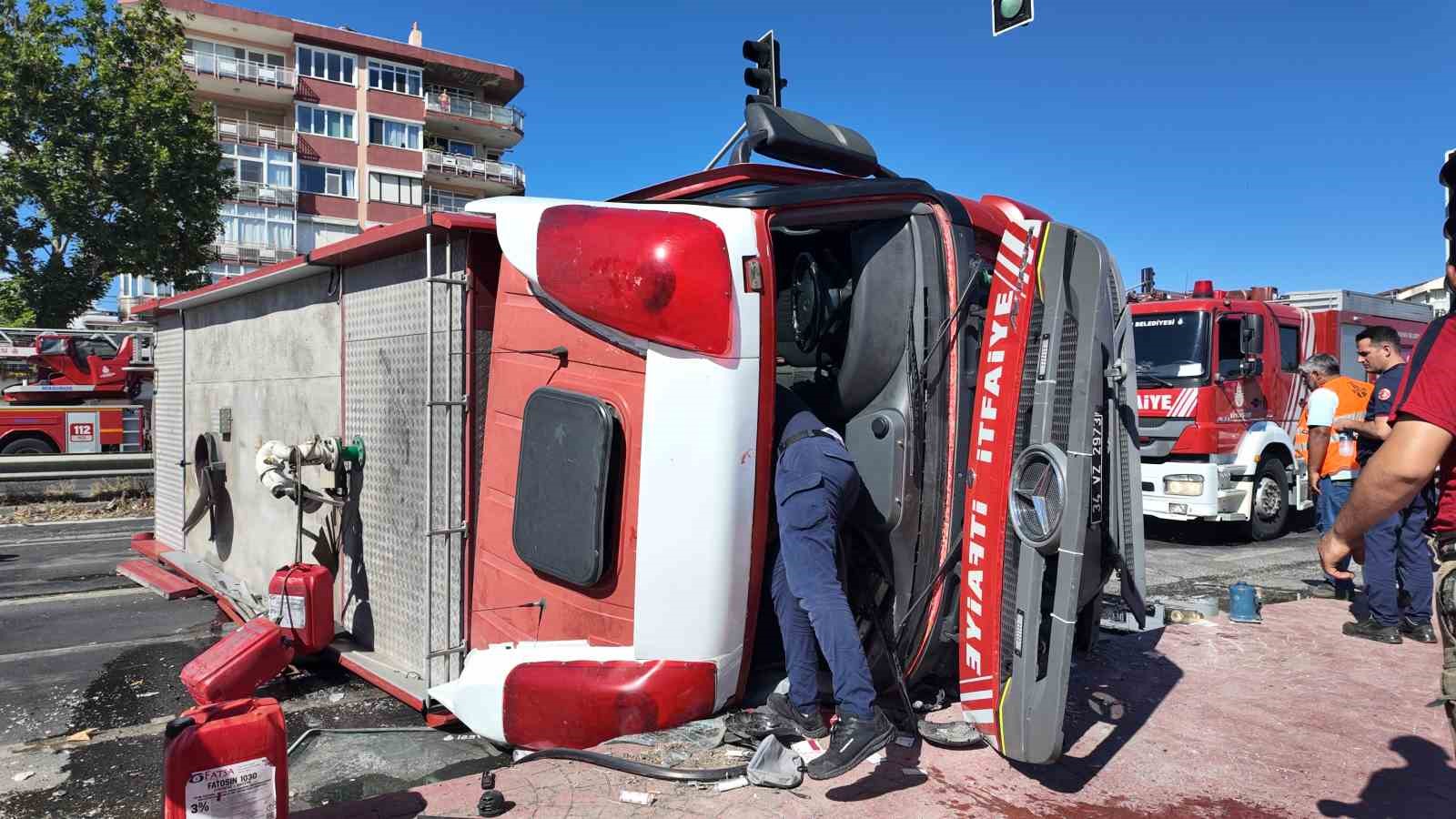 Büyükçekmece’de yangına giden itfaiye aracı devrildi: 2 yaralı 5 buyukcekmecede yangina giden itfaiye araci devrildi 2 yarali 1 D8JwhjsC