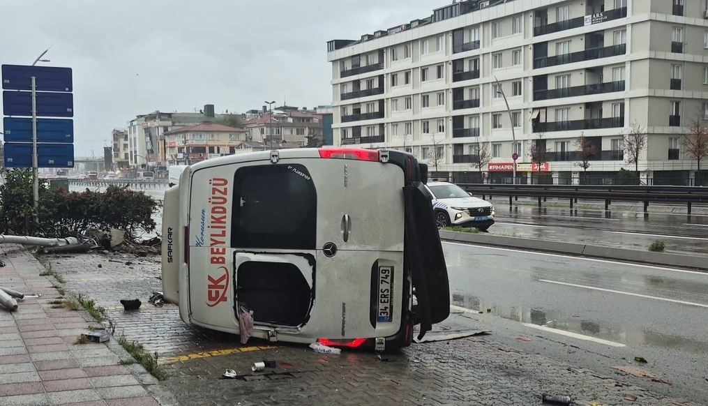 buyukcekmecede yolcu minibusu devrildi 1i agir 2 yarali 0