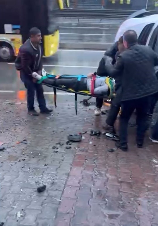 buyukcekmecede yolcu minibusu devrildi 1i agir 2 yarali 2 u5ywM1b7