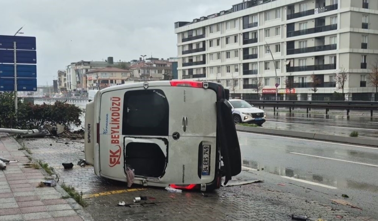 buyukcekmecede-yolcu-minibusu-devrildi-1i-agir-2-yarali-IUgrNSW2.jpg