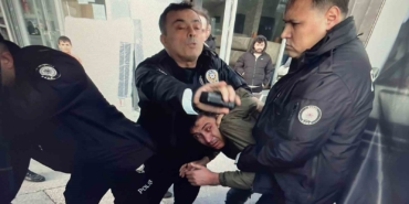 buyuksehir-belediye-baskani-bozbeye-saldirmak-isteyen-kisi-eski-chp-meclis-uyesi-T97O8Tfm.jpg