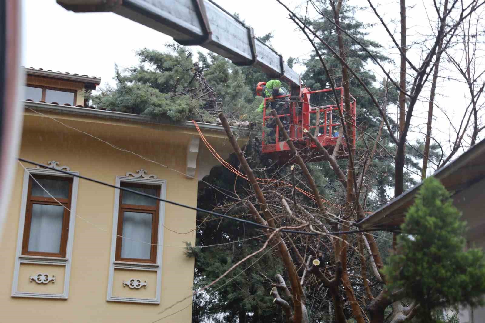 buyuksehir ekipleri siddetli ruzgara karsi sahada 1 B4gT9SP6
