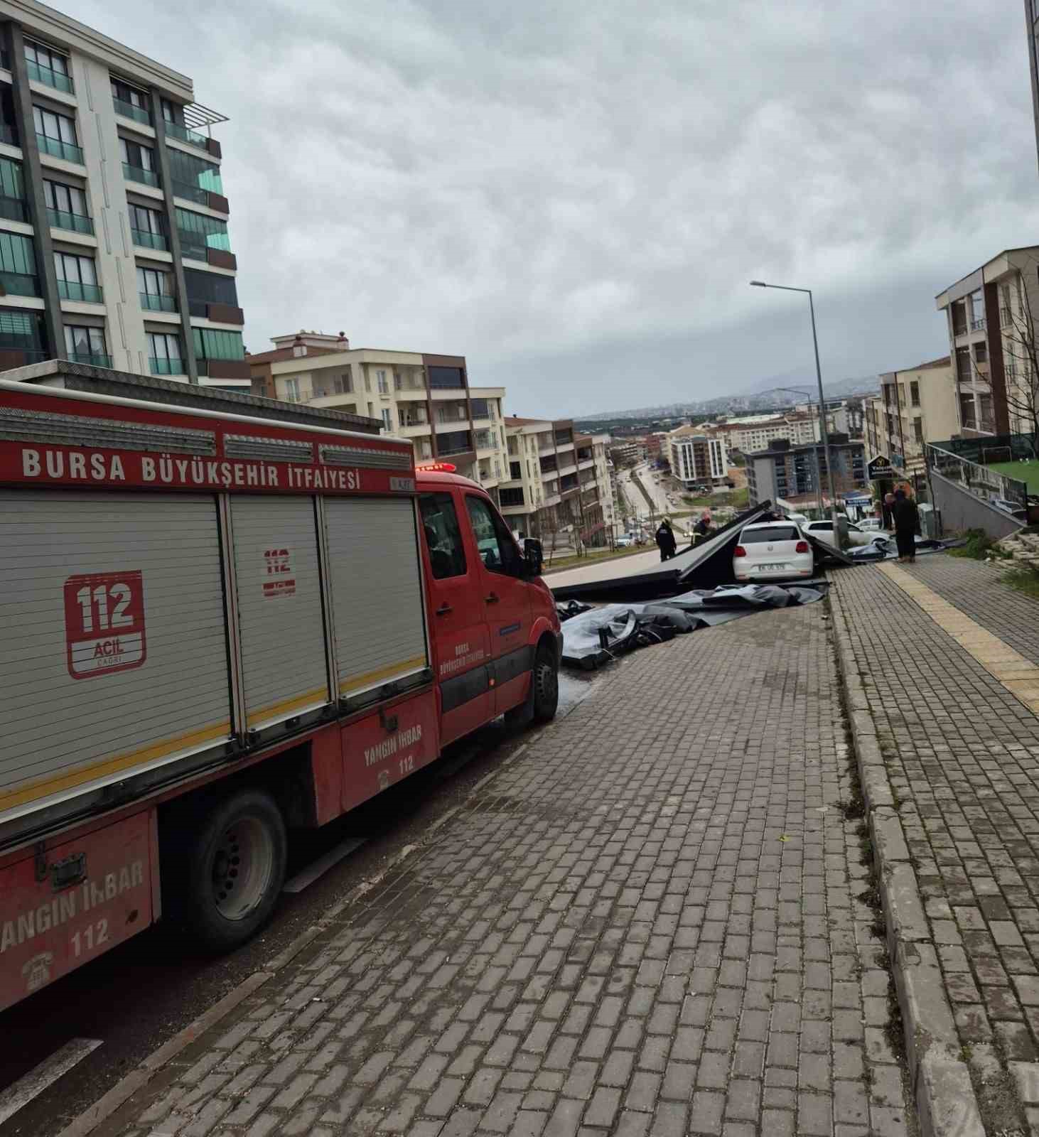 buyuksehir ekipleri siddetli ruzgara karsi sahada 5 f51nIOYw