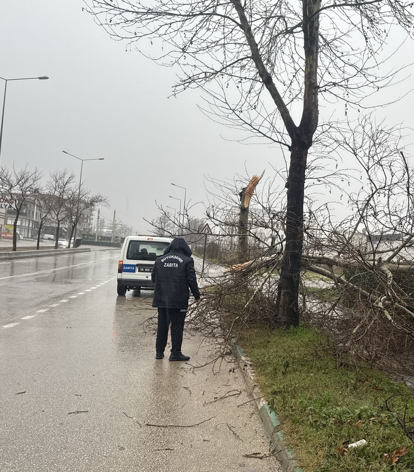 buyuksehir ekipleri siddetli ruzgara karsi sahada 6 TJvhNhtz