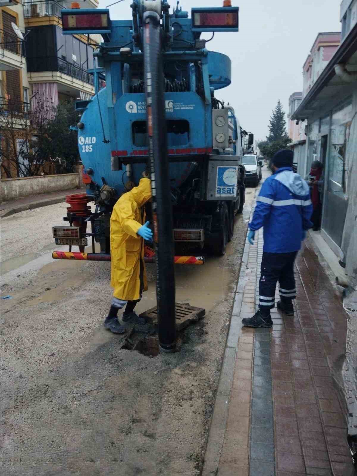 buyuksehir ekipleri yagmur ve firtinaya karsi seferber oldu 3 FuiRPwXS
