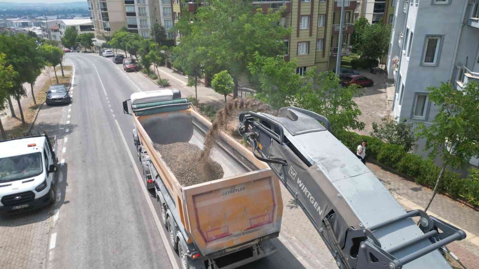 buyuksehir ucevler mahallesinde asfalt yeniliyor 2 HhFUA13a