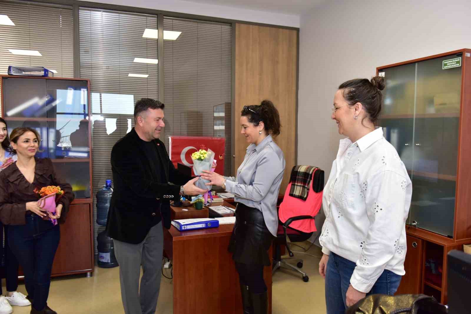 buyuksehirden kadin calisanlara cicek jesti 1 KeWgg7sA