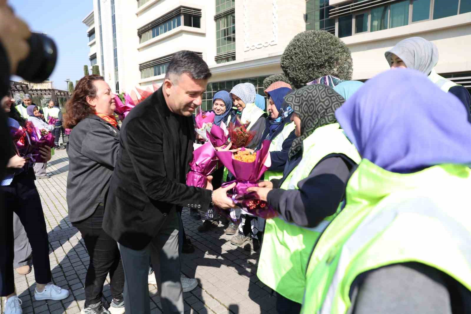 buyuksehirden kadin calisanlara cicek jesti 3 faCCJglW