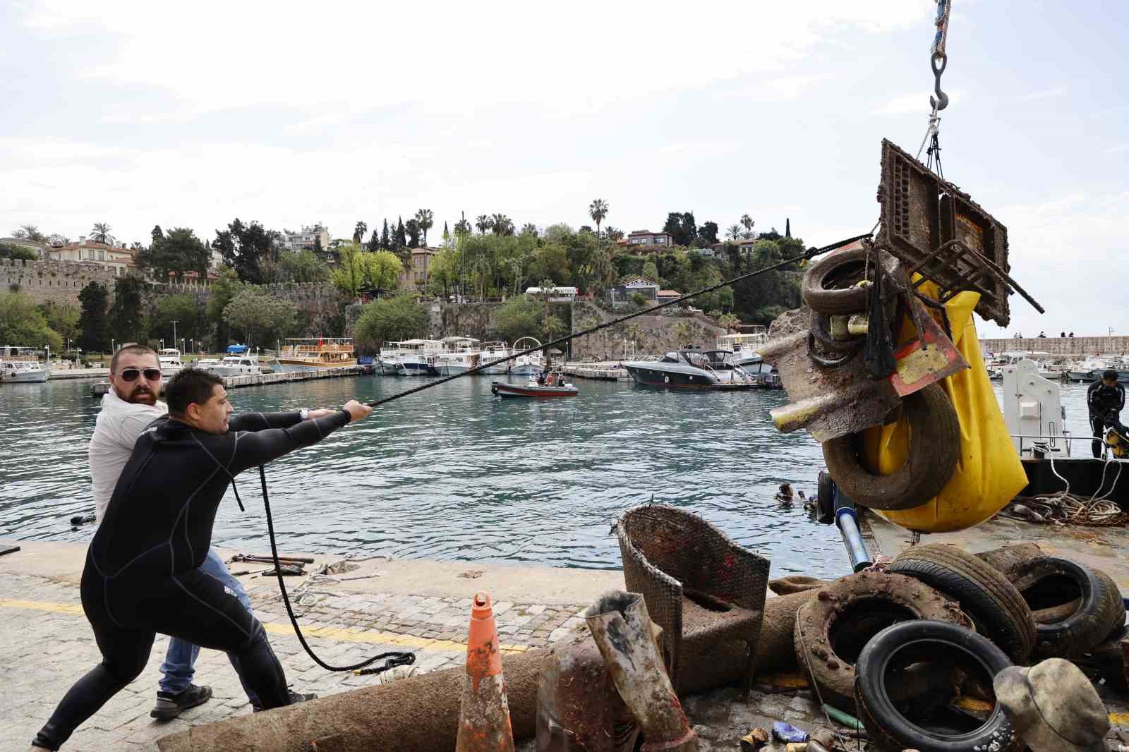 buyuksehirden yat limaninda deniz dip temizligi 1 eYjGzGUY