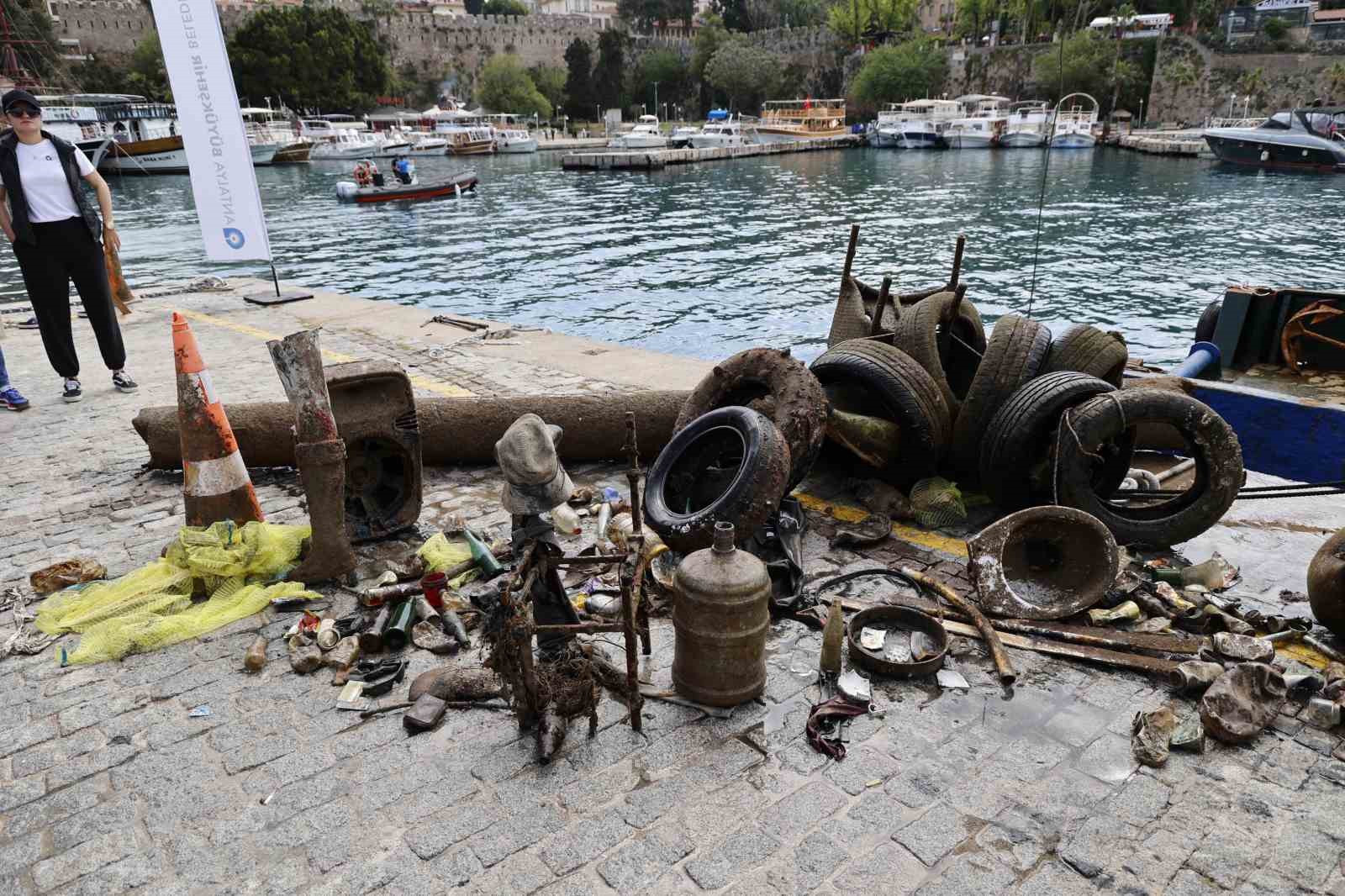 buyuksehirden yat limaninda deniz dip temizligi 2 jNAEdQus