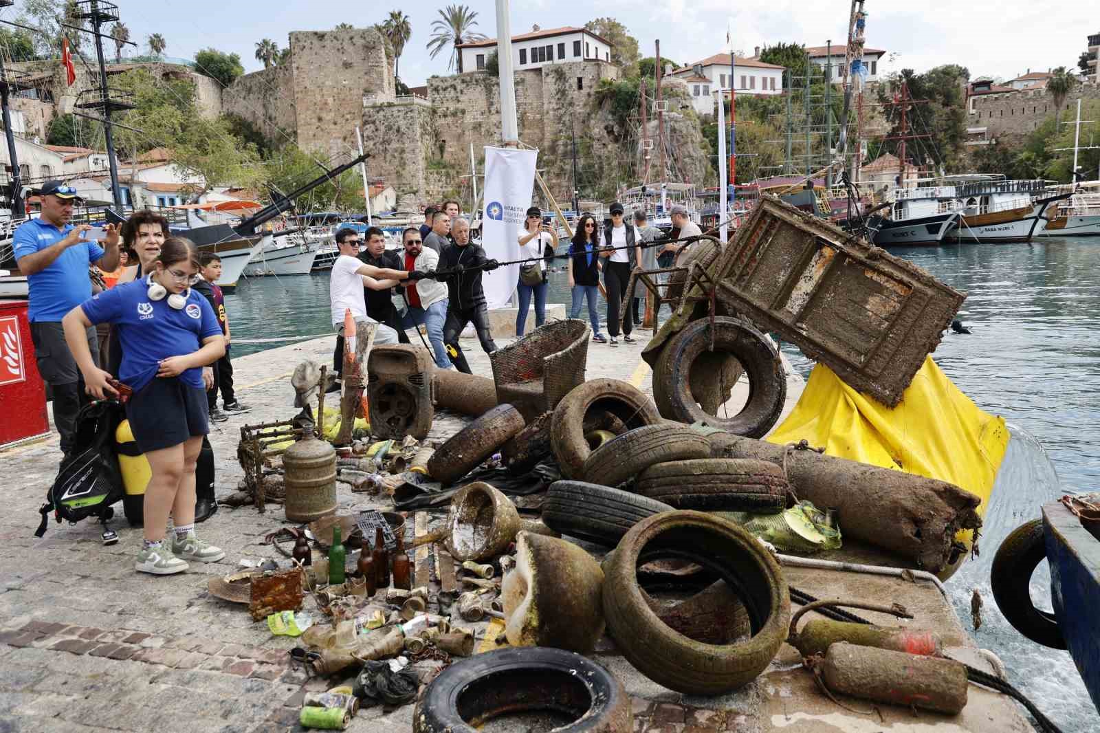 buyuksehirden yat limaninda deniz dip temizligi 3 SvNLnwim