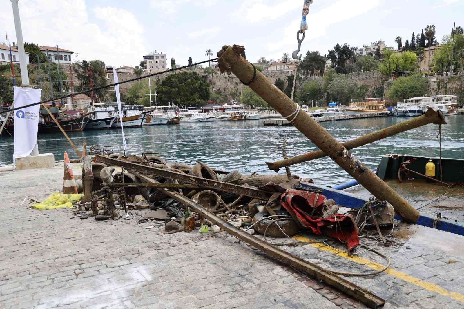 buyuksehirden yat limaninda deniz dip temizligi 4 GMMOmTj8