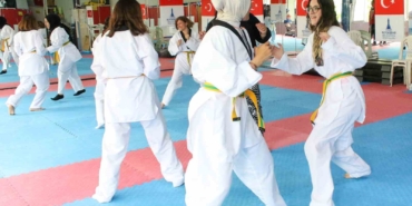 buyuksehirin-tekvando-kursuna-kadinlardan-yogun-ilgi-agJti9bv.jpg
