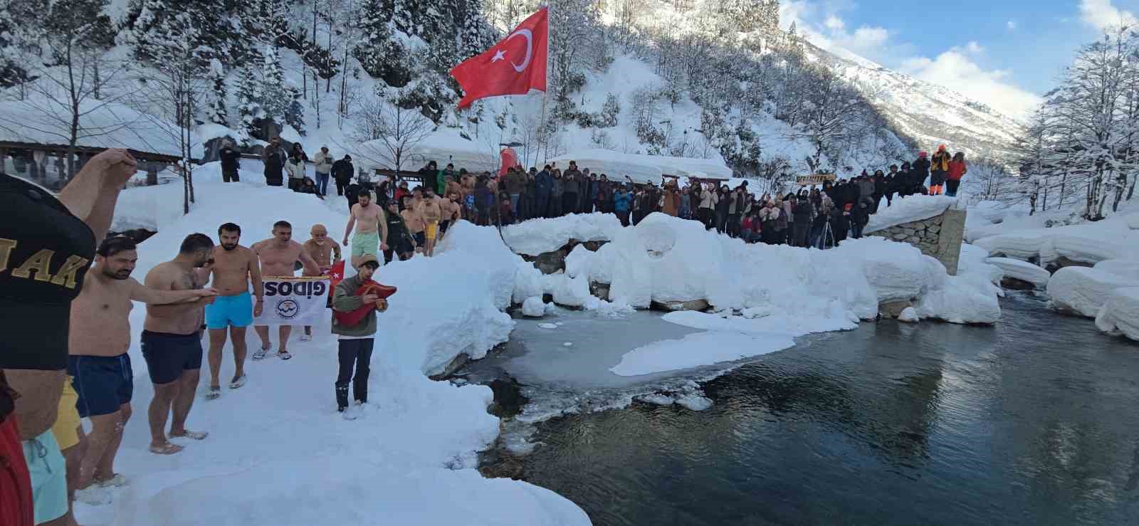 buz tutan suda yuzerek eglendiler 1 AYOfWmaP