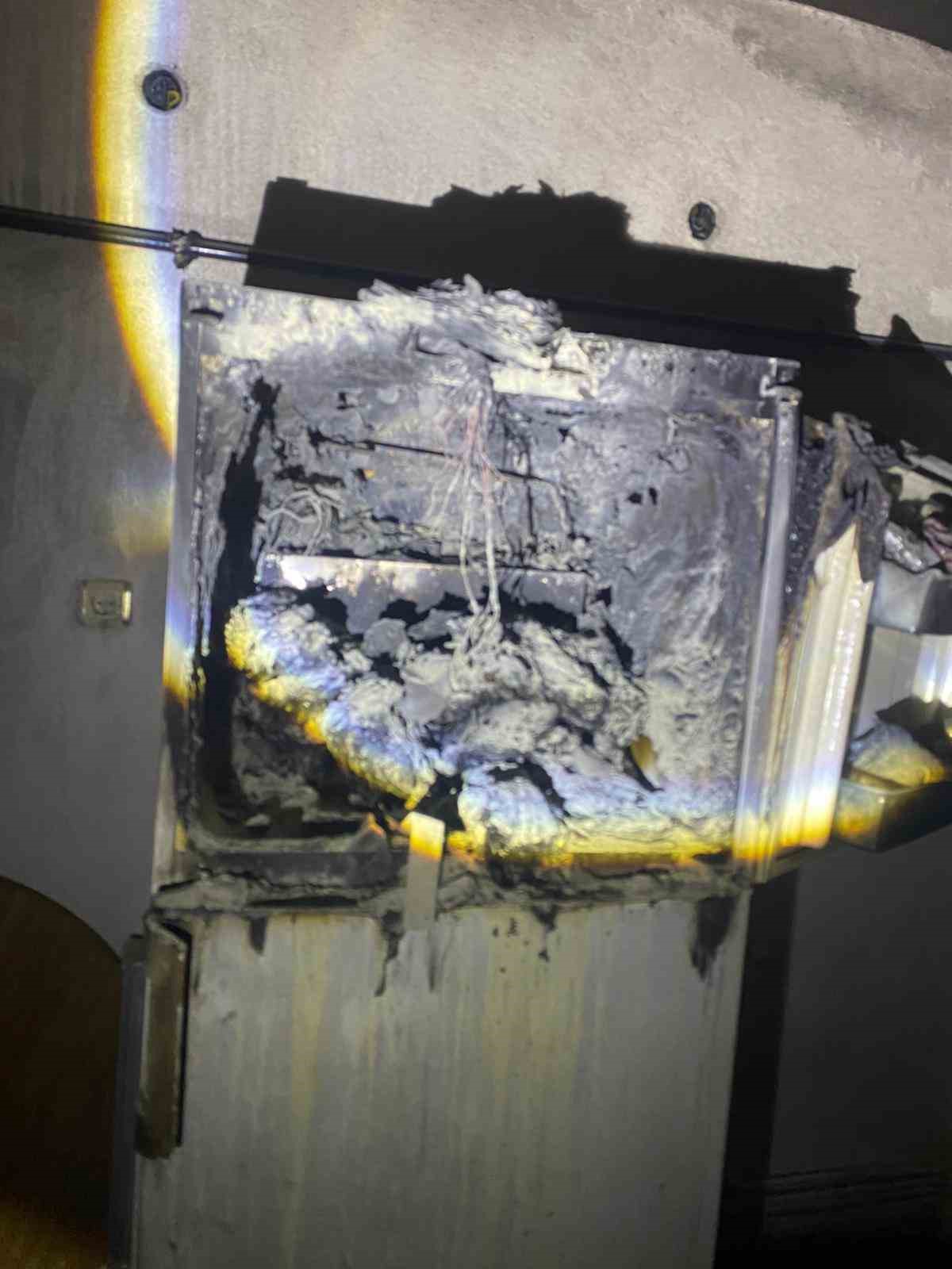 Buzdolabı bomba gibi patladı 5 buzdolabi bomba gibi patladi 1 DSBE2RzW