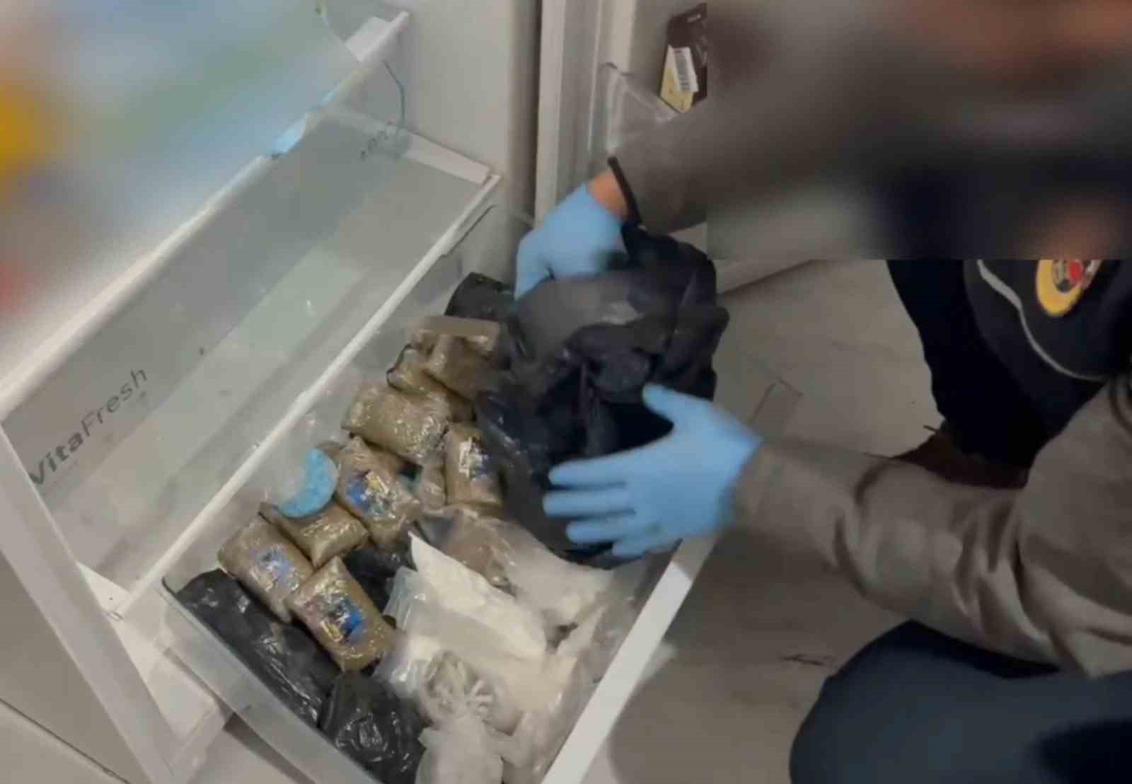 buzdolabindan esrar ve kokain gardiroptan tabanca ve para cikti 0 UQbZbDeY