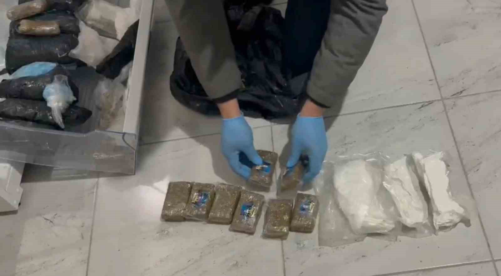 buzdolabindan esrar ve kokain gardiroptan tabanca ve para cikti 1 qOgYNPCu