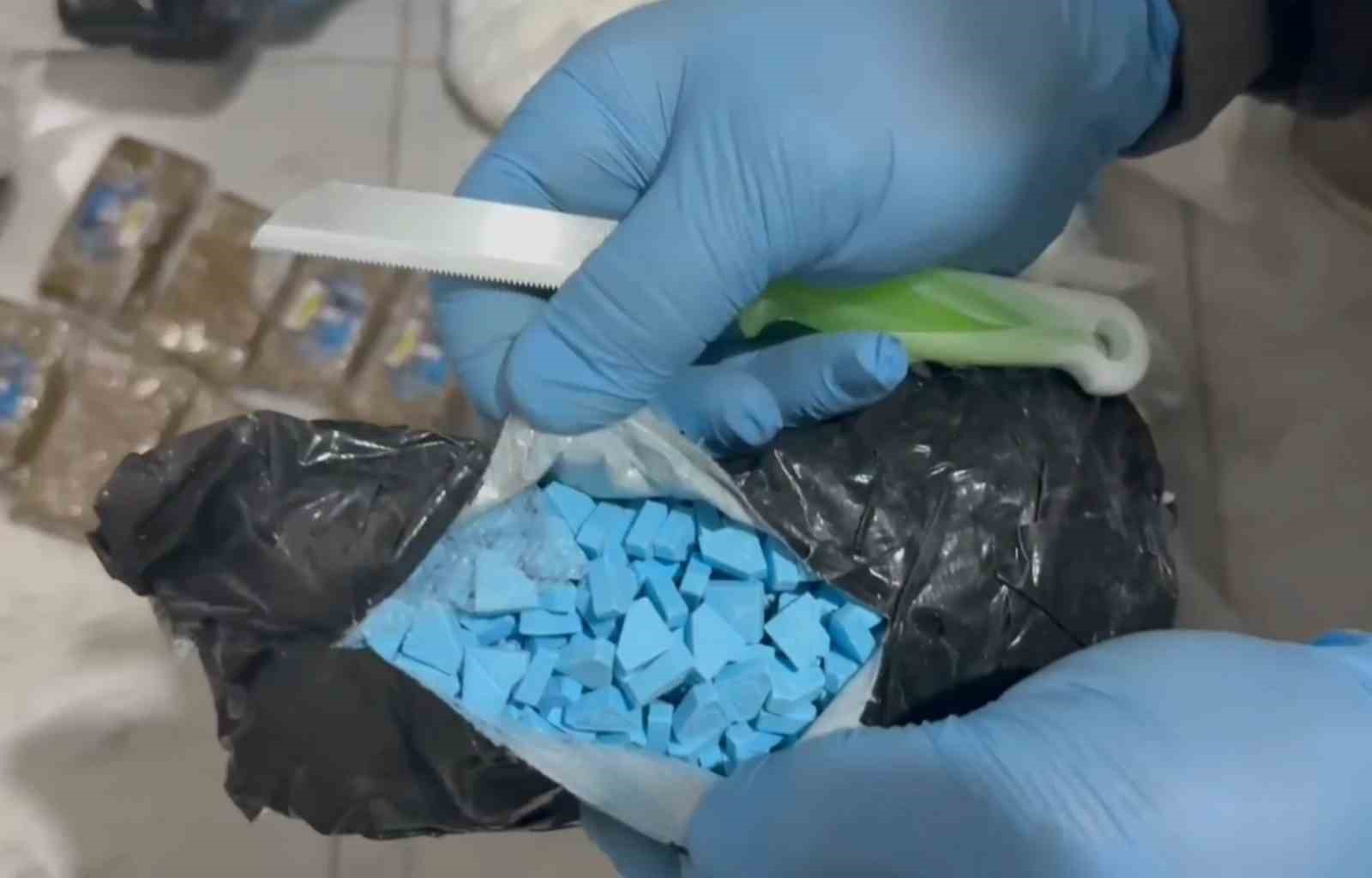 buzdolabindan esrar ve kokain gardiroptan tabanca ve para cikti 2 l512awFX