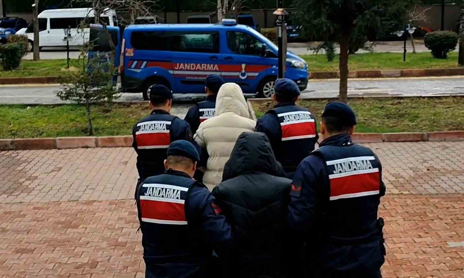 buzdolabindan esrar ve kokain gardiroptan tabanca ve para cikti 3 gYtXAWUO
