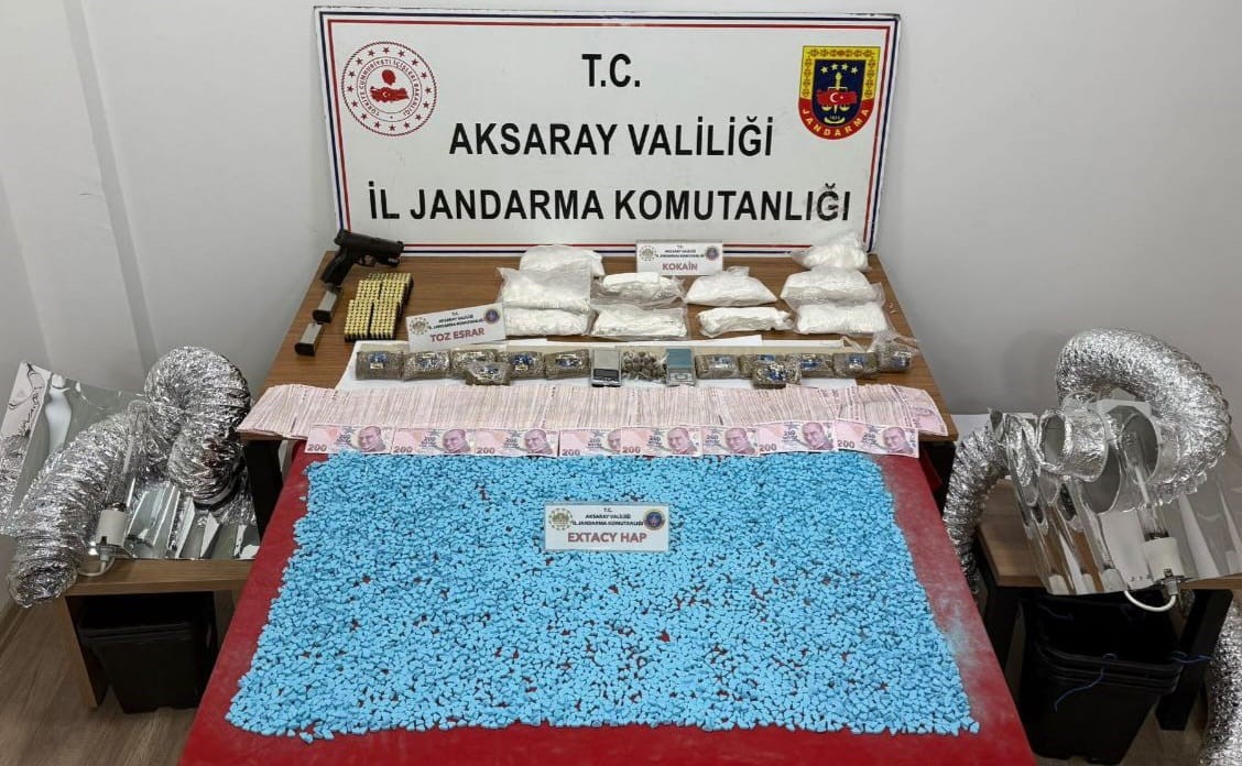 buzdolabindan esrar ve kokain gardiroptan tabanca ve para cikti 4 DPJOUNEm