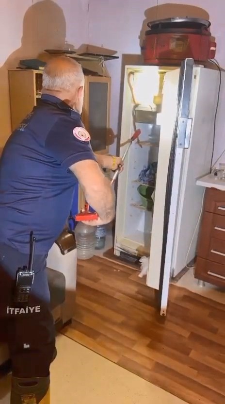 Buzdolabının içerisine giren yılanı itfaiye ekipleri çıkardı 4 buzdolabinin icerisine giren yilani itfaiye ekipleri cikardi 0 W6nOcIsi