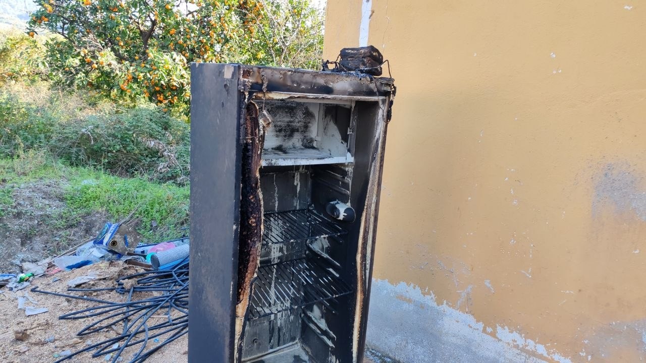 buzdolabinin kablosundan cikan yanginda anne ve ogul pencereden atlayarak canini kurtardi 1 hRvPi3dN