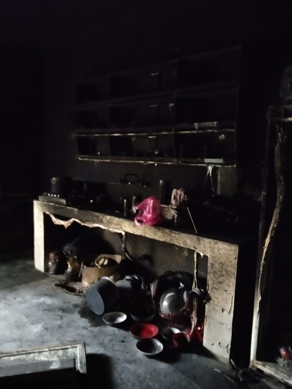 buzdolabinin kablosundan cikan yanginda anne ve ogul pencereden atlayarak canini kurtardi 3